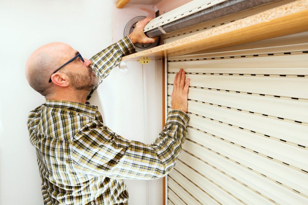Les 4 étapes à suivre pour débloquer un rideau métallique