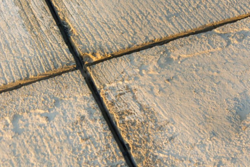 Joint de dilatation du béton : rôle, types et installation
