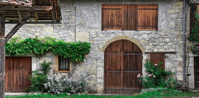 découvrez nos services de rénovation de façade pour redonner vie à votre bâtiment. améliorez l'esthétique, l'isolation et la valeur de votre propriété grâce à des techniques professionnelles et des matériaux de qualité. faites confiance à notre expertise pour une transformation durable et élégante.