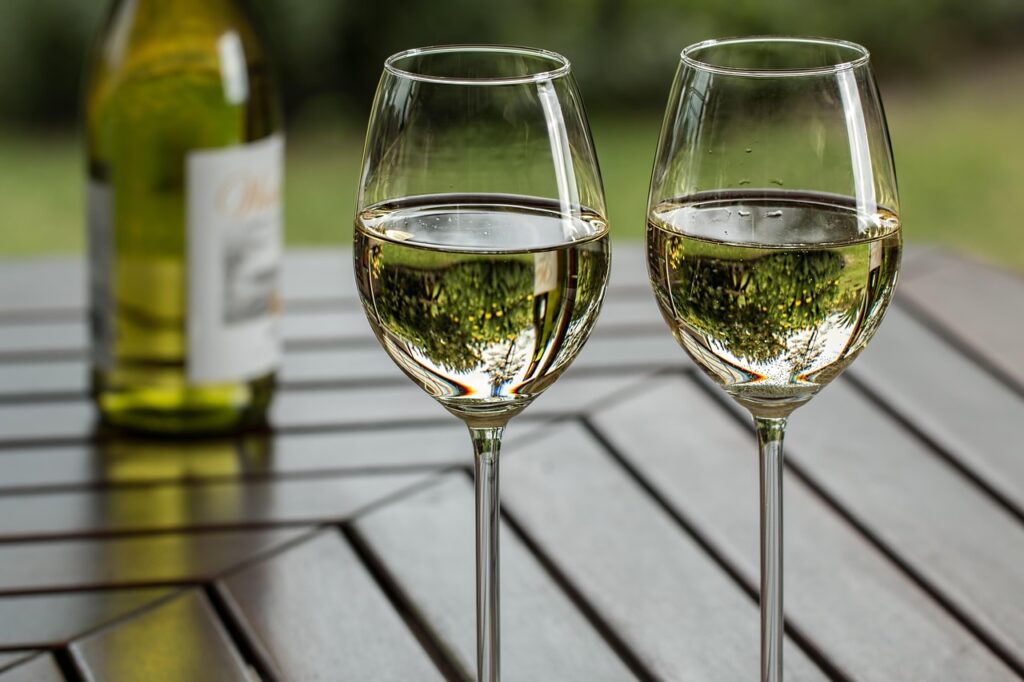 découvrez l'art de la dégustation de vin et explorez une variété de saveurs uniques pour éveiller vos sens.